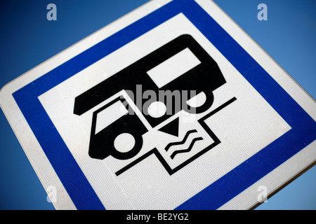 Melden Sie sich für ein Aire de camping Auto oder Wohnmobil-Service-Bereich in Frankreich Stockfoto