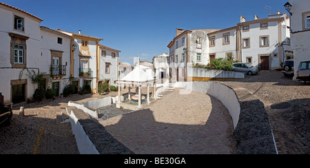 Fonte da Vila (Stadtbrunnen) in das jüdische Viertel von Castelo de Vide, Portalegre District, Portugal. Brunnen aus dem 16. Jahrhundert. Stockfoto