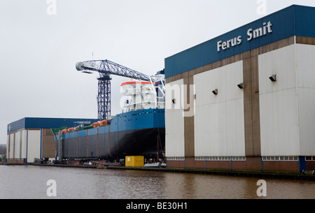 Bau eines Schiffes auf einer Werft wurde fertiggestellt und einsatzbereit. Viele der Werften in Groningen sind bankrott gewesen. Stockfoto