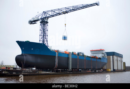 Bau eines Schiffes auf einer Werft wurde fertiggestellt und einsatzbereit. Viele der Werften in Groningen sind bankrott gewesen. Stockfoto