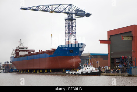 Bau eines Schiffes auf einer Werft wurde fertiggestellt und einsatzbereit. Viele der Werften in Groningen sind bankrott gewesen. Stockfoto