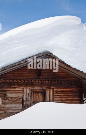 Tiefschnee auf einem Gebäude Dach, Grindelwald, Jungfrau Region, Berner Oberland, Schweizer Alpen, Schweiz Stockfoto