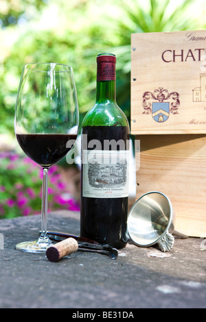 Château Lafite Rothschild 1er Cru Classe Pauillac Grand Vin de Bordeaux, Bordeaux Glas, Kork, Sommelier Besteck Stockfoto