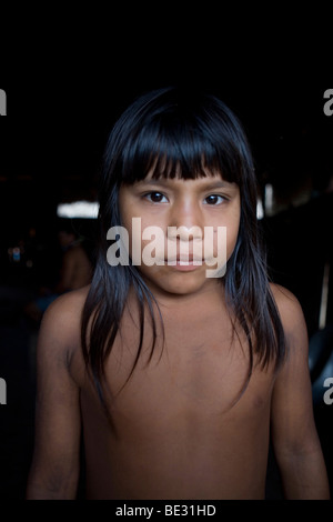 Kinder der Xingu-Indianer gehen zur Schule, gebaut im Dorf vom Ministerium für Bildung. Es ist Tradition in herkömmlichen gehen Stockfoto