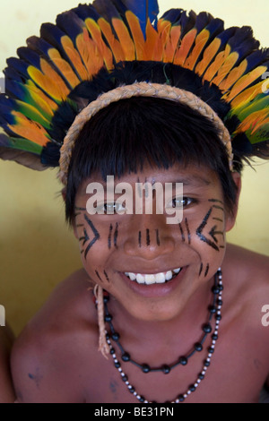 Kinder der Xingu-Indianer gehen zur Schule, gebaut im Dorf vom Ministerium für Bildung. Es ist Tradition in herkömmlichen gehen Stockfoto