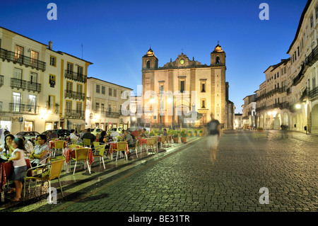 Praça do Giraldo Platz mit der Kirche Igreja de Sao Antao und Straßencafés in der Nacht, Evora, UNESCO-Weltkulturerbe, Alent Stockfoto