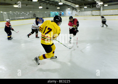 Gojahaven ist eine Stadt im Norden von Kanada, wo 1000 Inuit Leben. Eishockey ist eine beliebte Spprt unter jungen Menschen. Gibt es eine Stockfoto