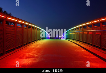 Brücke mit Regenbogenfarben Beleuchtung über die Bundesstraße 1, Highway 40, Dortmund, Ruhr und Umgebung, Nordrhein-Westfalen, Deutschland Stockfoto
