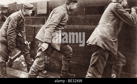 Deutsche Soldaten im Graben mit Handgranaten im ersten Weltkrieg. Stockfoto
