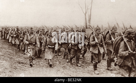 Deutsche und österreichische Soldaten marschieren Schulter an Schulter gegen die Russen im ersten Weltkrieg. Stockfoto