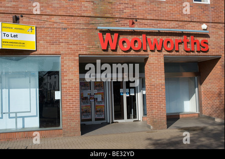 Der traurige Anblick der nüchternen speichern Woolworths nach der Schließung der Einzelhandelskette am Ende des Jahres 2008. Stockfoto