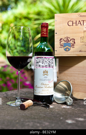 Chateau Mouton Rothschild 1er Cru Classe Pauillac Grand Vin de Bordeaux, Bordeaux Glas, Kork, Sommelier Besteck Stockfoto