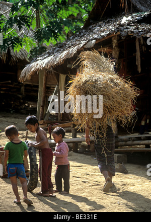 2745. Dorf der Paduang oder lang-necked Karen Hill Tribe, Nord-Thailand. Stockfoto
