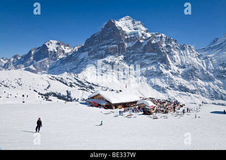 Bergrestaurant mit dem Wetterhorn-Berg (3692m) in den Hintergrund, Grindelwald, Jungfrauregion, Berner Oberland, Swis Stockfoto