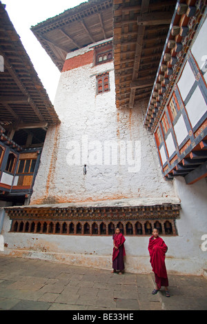 Mönche in Gangteng Gonpa Kloster nr Dorf von Gantey, Phobjika Tal, Wangdue Phodrang District, central Bhutan. Stockfoto