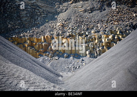 Einem Basaltsteinbruch und Basaltsäulen (Puy de Dôme - Frankreich). Carrière de Basalte et Orgues Basaltiques (Puy-de-Dôme - Frankreich). Stockfoto