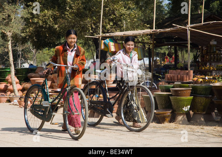 Zwei Frauen auf die Old Bagan zu vermarkten, Pagan, Birma, Burma, Myanmar, Asien Stockfoto