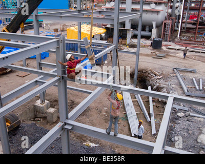 Indische Bauarbeiter Montage eines Fabrikgebäudes in einem Industriegebiet von Indien, in Surat, Gujarat. Indien. Stockfoto