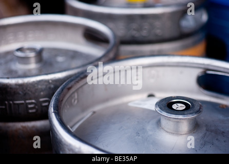 Eine Nahaufnahme von einigen Metall Bierfässer Stockfoto