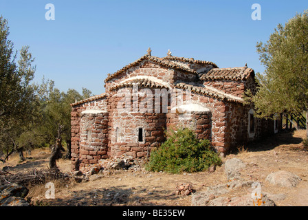 Griechisch orthodoxe Christentum, frühchristliche dreischiffige Basilika des Agios Stefanos in einem Olivenhain, Lesbos, Ägäis, Gre Stockfoto