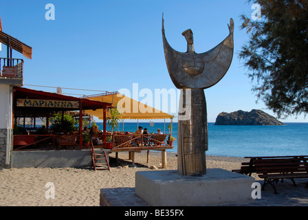 Denkmal vor dem Marianna Taverne Skala Eresou Strand, Lesbos, Ägäis, Griechenland, Europa Stockfoto