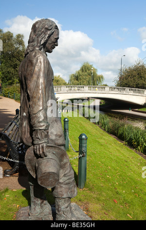 Großbritannien, England, Staffordshire, Stafford, Victoria Park, Izaac Walton Statue am Ufer des Flusses zu säen Stockfoto