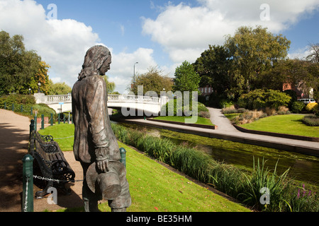 Großbritannien, England, Staffordshire, Stafford, Victoria Park, Izaac Walton Statue am Ufer des Flusses zu säen Stockfoto