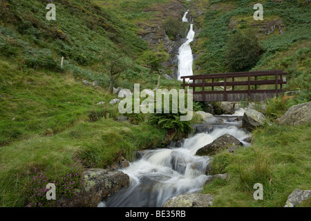 Die North Wales Pfad überquert den Fluss Goch unten Aber fällt, Snowdonia National Park, Wales Stockfoto