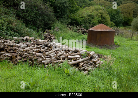 Eine Köhlerei Drehrohrofen in Erle Wald in der Nähe von Aber fällt, im Snowdonia National Park, Wales Stockfoto