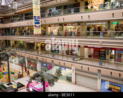 Innenansicht der Iscon Mall / Einkaufszentrum in Surat, Gujarat. Indien.
