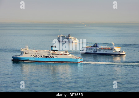 Fähren über den Kanal vor der Fähre Hafen von Dover, Kent, England, UK, Europa zu schlagen Stockfoto