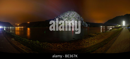 Lichtinstallation von Lichtkünstler Ingo Bracke am Felsen der Loreley am Rhein in der Nähe von St. Goar, Rheinland-Pfalz, G Stockfoto