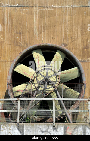 Windmühle des Kühlturms Hochofen im Landschaftspark Duisburg-Nord Landschaftspark, einem ehemaligen Thyssen Explosion furnac Stockfoto
