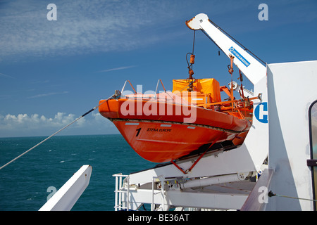 Rettungsboot auf einer Autofähre, Roslare nach Fishguard, Irland und Großbritannien Stockfoto