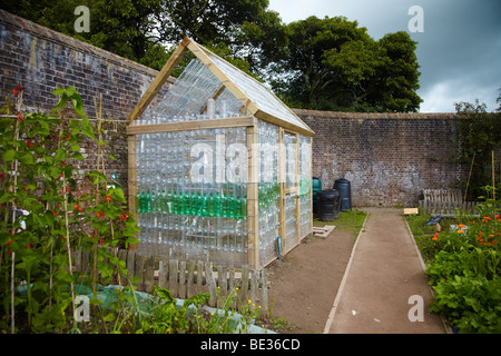 Gewächshaus hergestellt aus Plastikflaschen, National Botanic Garden of Wales, Llantharne, Carmarthenshire, Wales, UK Stockfoto