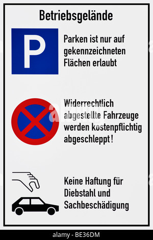 Zeichen, das Parken ist nur an den markierten Stellen erlaubt, illegal abgestellte Fahrzeuge werden abgeschleppt mit einer Gebühr, keine Haftung für t Stockfoto