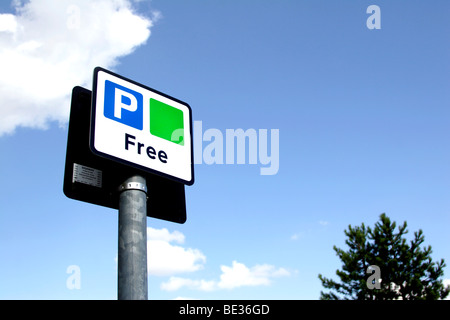 Kostenloser Parkplatz-Schild in der Innenstadt von Milton Keynes, England, UK Stockfoto