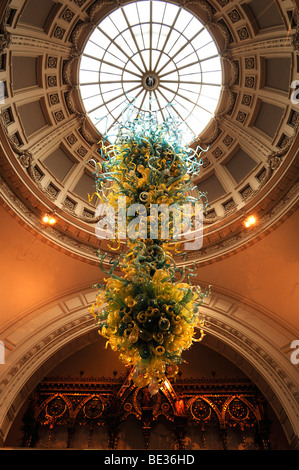 Üppige Glasobjekt unter der Kuppel in der Eingangshalle des Victoria & Albert Museum, 1-5 Exhibition Road, London, England Stockfoto