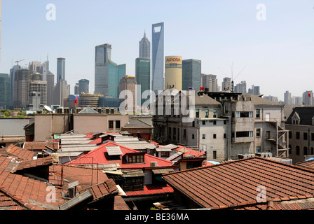 Alt und neu, Blick über die Altstadt von Shanghai und der Bund auf die Skyline von Pudong Finanzviertel w Stockfoto