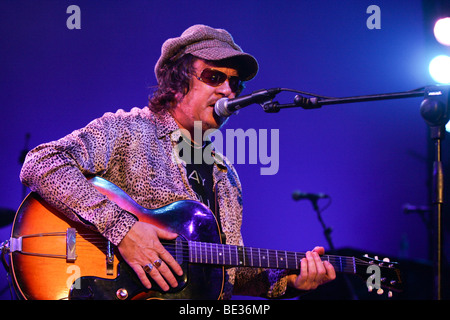 Die italienische Rock-Musiker Zucchero live in das Blue Balls Festival in der Luzernersaal Halle des Veranstaltungsortes KKL in Luzern, Ausrüstu Stockfoto