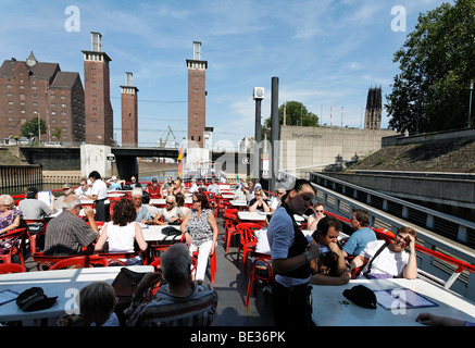 Sun Deck eines Kreuzfahrtschiffes mit Touristen, Blick auf die Schwanentorbruecke Brücke, Hafenrundfahrt, äußeren Hafen Duisburg, Ruhrgebi Stockfoto