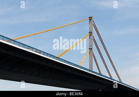 Autobahn A40 Brücke über den Fluss Rhein, Duisburg, Ruhrgebiet und Umgebung, North Rhine-Westphalia, Deutschland, Europa Stockfoto