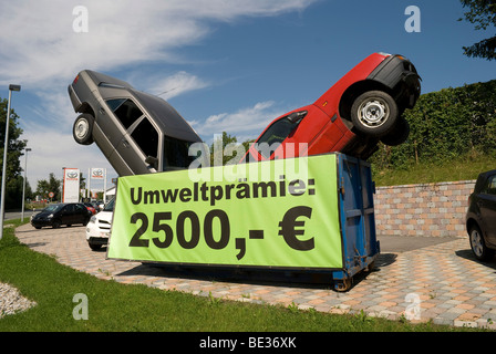 Dekoration von einem Autohändler für die Auto-Schrott-Bonus in Bayern, Deutschland, Europa Stockfoto