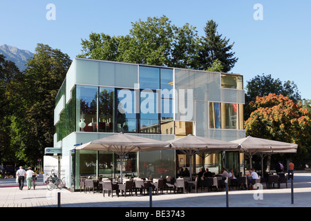 Café-Restaurant-Pavillon am Rennweg mit einer Reflexion der Staatstheater, Landestheater Innsbruck, Tirol, Austria, Europe Stockfoto
