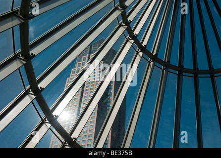 Messeturm, Messeturm, 257 Meter, gesehen durch den Eingang zur u-Bahn, Westend, Frankfurt Am Main, Hessen, Deutschland, Eur Stockfoto