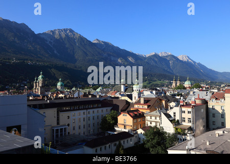 Altstadt von Innsbruck mit dem nördlichen Karwendel, Blick vom Rathaus Dach Terrasse, Tirol, Österreich, Europa Stockfoto