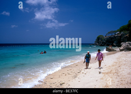 Menschen, Touristen, Wandern, spazieren, Playa Kalki, Kalki Strand, Kadushi Cliffs, Resort, Hotel, Curaçao, Karibik-Insel, Caribbean Stockfoto