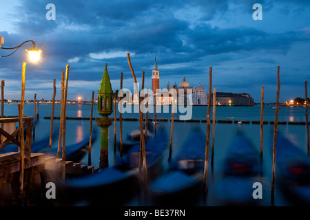 Entlang des Canal Grande mit San Giorgio Maggiore hinaus Vento Venedig Gondeln Stockfoto