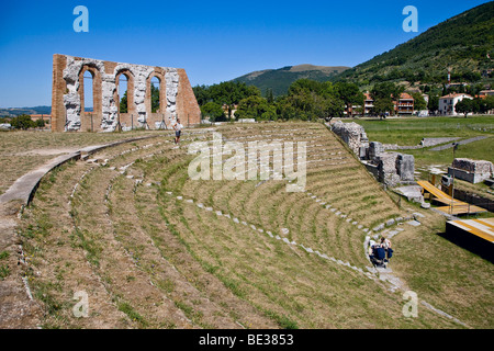 Das Amphitheater in der mittelalterlichen Stadt Gubbio in Umbrien, Italien, Europa Stockfoto