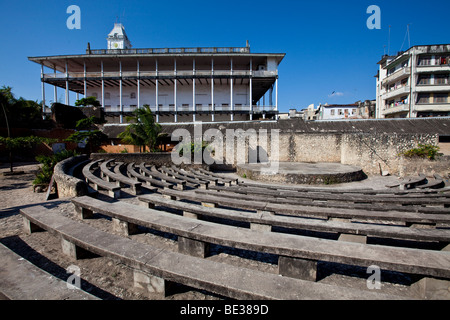 Amphitheater vor dem Nationalmuseum, House of Wonders, Stone Town, Sansibar, Tansania, Afrika Stockfoto